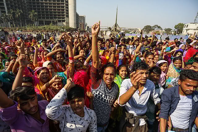 সড়ক অবরোধ করে বিক্ষোভ করেন পোশাকশ্রমিকেরা।