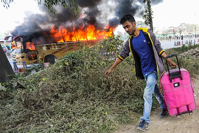 এ সময় চরম ভোগান্তিতে পড়েন বিমানবন্দরে যাওয়া যাত্রীরা।