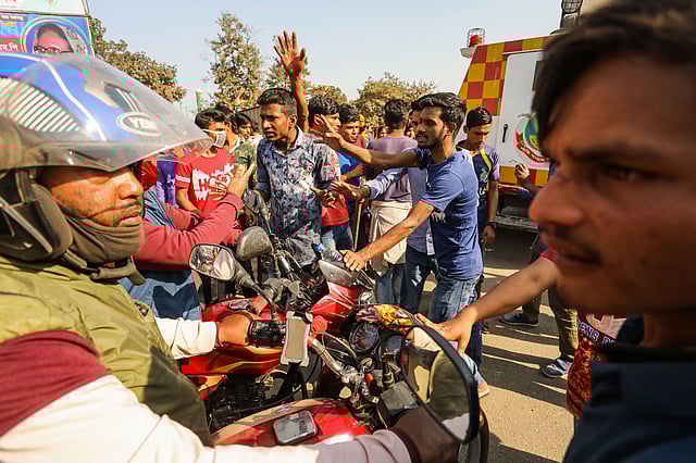 বিক্ষোভে অংশ নেওয়া শ্রমিকেরা মোটরসাইকেলের চালকদেরও বাধা দেন।