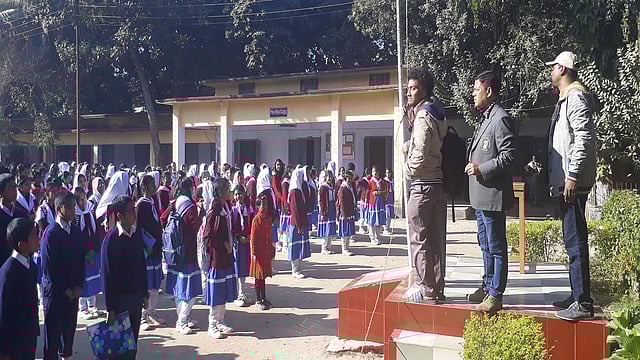 শীতের সকালের কুয়াশা কাটিয়ে তখন শিক্ষার্থীদের পদচারণে মুখরিত ঠাকুরগাঁও সরকারি বালিকা উচ্চবিদ্যালয় মাঠ। গণিত অলিম্পিয়াড উৎসব, ঠাকুরগাঁও, ৭ জানুয়ারি। ছবি: প্রথম আলো