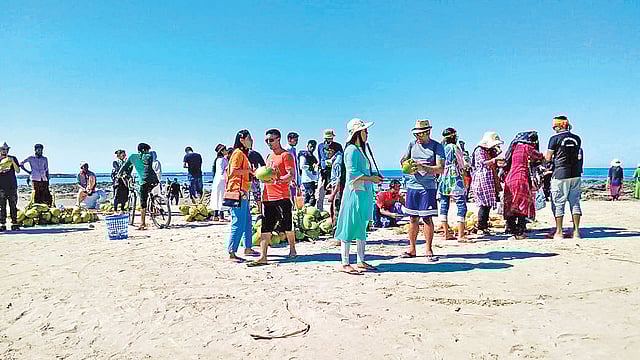 সেন্ট মার্টিনের ছেঁড়া দ্বীপে পর্যটকের পদচারণা। গত শনিবার বিকেলে। প্রথম আলো