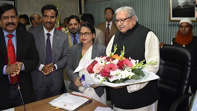 প্রবাসী ও বৈদেশিক কর্মসংস্থান প্রতিমন্ত্রী ইমরান আহমদকে ফুল দিয়ে শুভেচ্ছা জানাচ্ছেন মন্ত্রণালয়ের কর্মকর্তারা। ছবি: পিআইডি