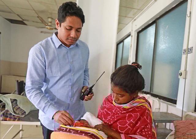 প্রসব যন্ত্রণায় রোজিনাকে কাতরাতে দেখে অনেকে জড়ো হলেও কেউ এগিয়ে আসেনি। মা ও নবজাতককে উদ্ধার করে হাসপাতালে নিয়ে যান এসআই মাসুদুর রহমান। আজ তিনি মা ও শিশুর জন্য নিয়ে আসেন নতুন কাপড়। চট্টগ্রাম, ৮ জানুয়ারি। ছবি: জুয়েল শীল