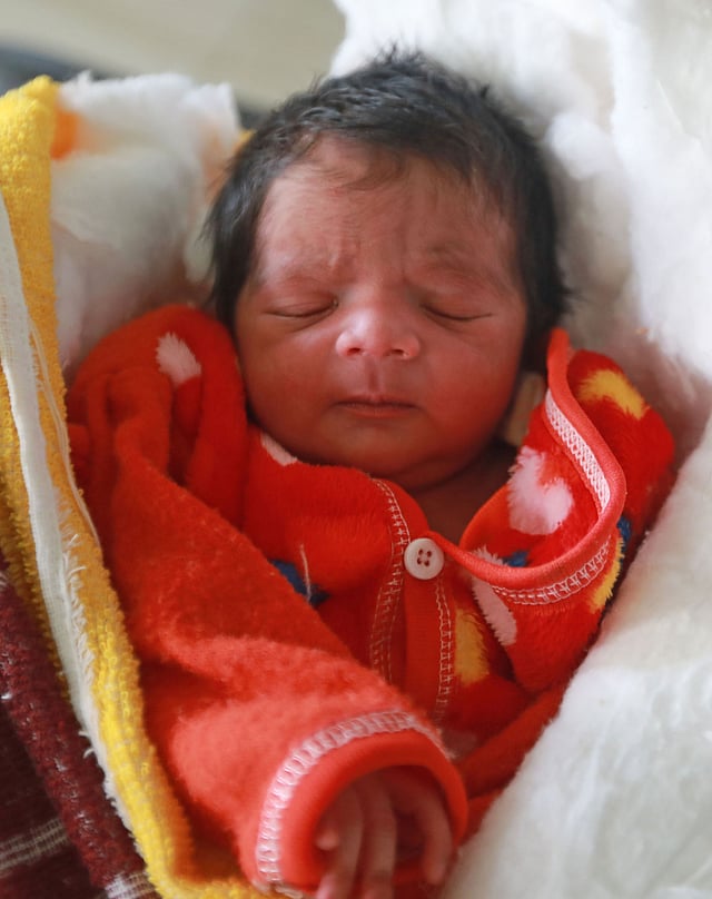 জন্মের পর ফুটপাতের ধুলায় পড়ে ছিল নবজাতকটি। চট্টগ্রাম, ৮ জানুয়ারি। ছবি: জুয়েল শীল