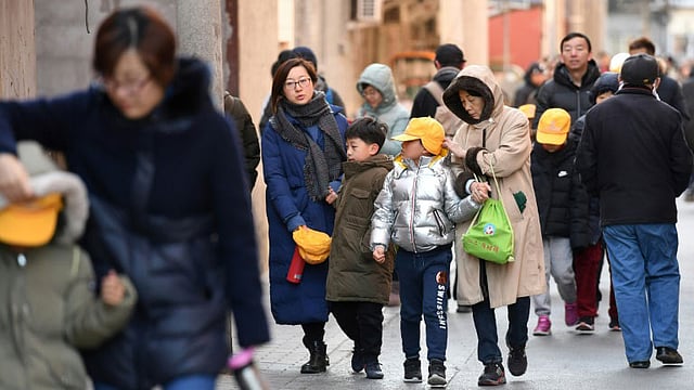 চীনের রাজধানী বেইজিংয়ে প্রাথমিক স্কুলে হাতুড়ি নিয়ে হামলায় ২০ শিশু আহত হয়েছে। ছবি: এএফপি