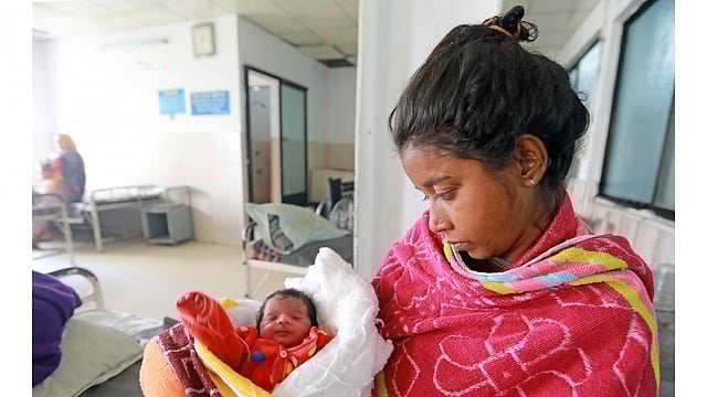 ফুটফুটে মেয়েকে কোলে নিয়ে হাসপাতালের বিছানায় মা রোজিনা আক্তার। রোজিনা মানসিক ভারসাম্যহীন। চট্টগ্রাম, ৮ জানুয়ারি। ছবি: জুয়েল শীল