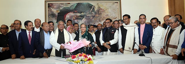 আওয়ামী লীগের কার্যনির্বাহী কমিটির সদস্য প্রধানমন্ত্রী শেখ হাসিনাকে ফুল দিয়ে শুভেচ্ছা জানান। গণভবন, ঢাকা, ৮ জানুয়ারি। ছবি: পিআইডি