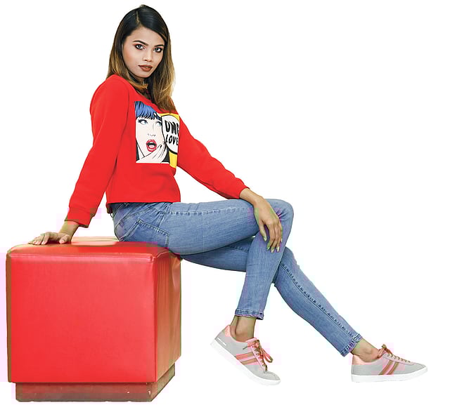 শীতের জন্য উপযুক্ত বুট জুতা বা কেডস। মডেল: নাজিয়া ও মেহেদী, জুতা: বাটা, ছবি: নকশা