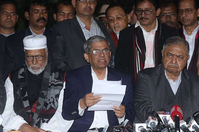 বৈঠক শেষে জাতীয় ঐক্যফ্রন্টের পক্ষে লিখিত বক্তব্য পাঠ করেন বিএনপির মহাসচিব মির্জা ফখরুল ইসলাম আলমগীর। বেইলি রোড, ঢাকা, ৮ জানুয়ারি। ছবি: আবদুস সালাম