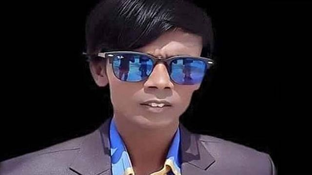 হিরো আলমও একই রকম আপাতপ্রত্যাশার, আপাতপ্রবোধের চাঁদ। না দেখেও ‘দেখেছি দেখেছি’ আনন্দটুকুর চাঁদ।