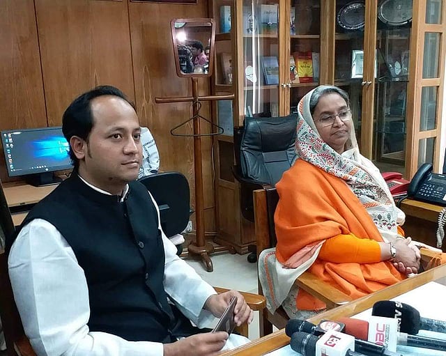 সচিবালয়ে শিক্ষামন্ত্রীর দপ্তরে বসে শিক্ষামন্ত্রী দীপু মনি সাংবাদিকদের সঙ্গে কথা বলেন। তাঁর পাশে নতুন শিক্ষা উপমন্ত্রী মহিবুল হাসান চৌধুরী। ছবি: প্রথম আলো