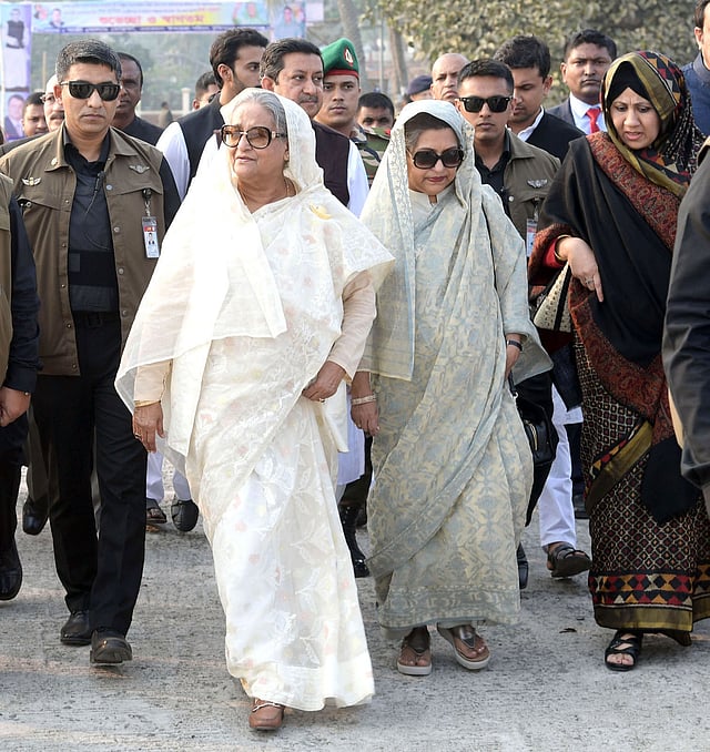 হেঁটে বেশ কিছুটা পথ পেরিয়ে হেলিকপ্টারে ওঠেন প্রধানমন্ত্রী শেখ হাসিনা ও তাঁর ছোট বোন শেখ রেহানা। ৯ জানুয়ারি, টুঙ্গিপাড়া, গোপালগঞ্জ। ছবি: পিআইডি