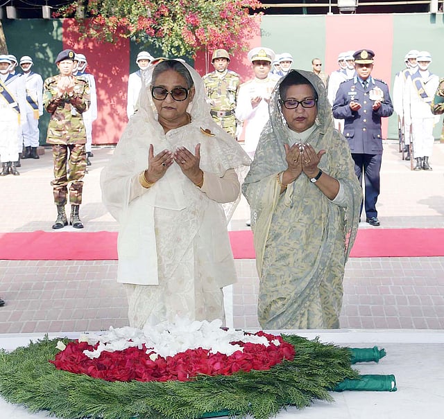 জাতির পিতা বঙ্গবন্ধু শেখ মুজিবুর রহমানের কবরে ফুল দিয়ে শ্রদ্ধা জানানোর পর মোনাজাত করেন প্রধানমন্ত্রী শেখ হাসিনা ও তাঁর ছোট বোন শেখ রেহানা। ৯ জানুয়ারি, টুঙ্গিপাড়া, গোপালগঞ্জ। ছবি: পিআইডি