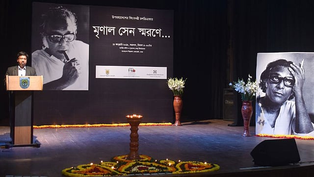 জাতীয় সংগীত ও নৃত্যকলা কেন্দ্র মিলনায়তনে মৃণাল সেনের স্মরণসভায় বাংলাদেশ শিল্পকলা একাডেমির মহাপরিচালক লিয়াকত আলী লাকী