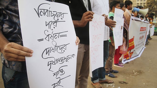 সুবর্ণচরে গণধর্ষণের ঘটনা নিয়ে গণ-প্রতিবেদন প্রকাশ করেছে যৌন নিপীড়নবিরোধী শিক্ষার্থীজোট। আজ শুক্রবার বিকেলে বাংলাদেশ জাতীয় জাদুঘরের সামনে সমাবেশ করে এই প্রতিবেদন প্রকাশ করা হয়। শাহবাগ, ঢাকা, ১১ জানুয়ারি। ছবি: আবদুস সালাম