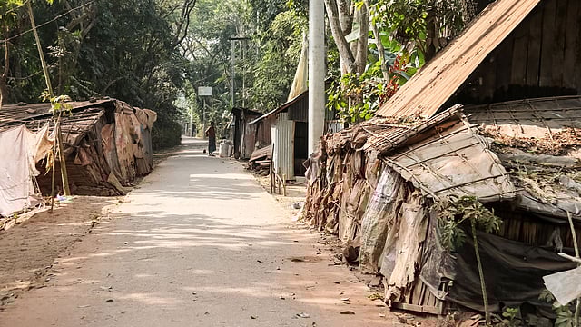 কীর্তনখোলার ভাঙনে ভিটেমাটি বিলীন হয়ে যাওয়ায় অনেক পরিবার এখন রাস্তার দুই পাশে মানবেতর জীবন যাপন করছে। ছবি: সাইয়ান, বরিশাল