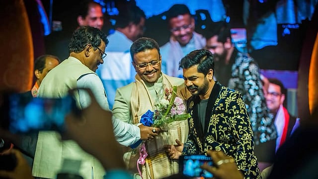 যোধপুর পার্ক উৎসবের বাংলাদেশ দিবসে সংবর্ধনা নিচ্ছেন মেয়রের কাছ থেকে