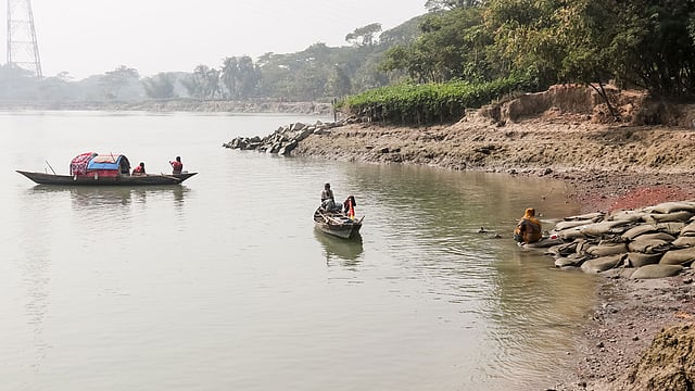 বরিশাল সদর উপজেলার কীর্তনখোলা নদীর ভাঙনকবলিত চরবাড়িয়া ইউনিয়নের একাংশ। ছবি: সাইয়ান