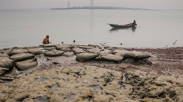 কীর্তনখোলার ভাঙনকবলিত এলাকার মানুষ নদীতে মাছ ধরে জীবন যাপন করছে। বরিশাল সদর উপজেলার চরবাড়িয়া ইউনিয়ন। ছবি: সাইয়ান
