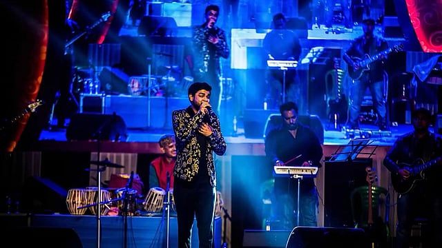যোধপুর পার্ক উৎসবে গান করছেন স্বপ্নীল সজীব