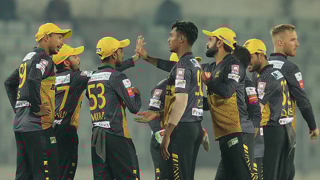 শেষ ওভারে দলকে জিতিয়েছেন মোস্তাফিজ। ফাইল ছবি