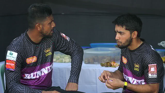 রাজশাহী সতীর্থ মুমিনুলের সঙ্গে আলাপচারিতায় শাহরিয়ার নাফীস। ছবি: প্রথম আলো