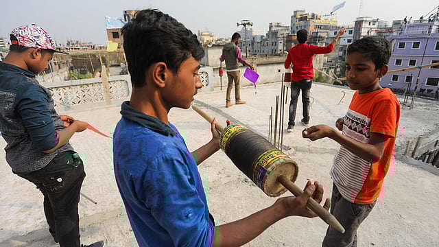 বো-কাট্টা ঘুড়ির সুতা প্যাঁচানো হচ্ছে নাটাইয়ে।
