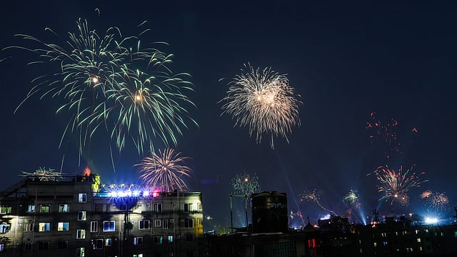 সন্ধ্যার পর পুরান ঢাকার আকাশ আতশবাজির ঝলকানিতে আলোকিত হয়ে ওঠে।