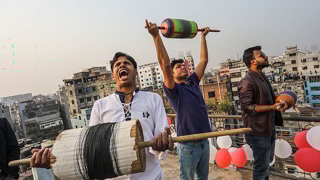 ‘বো-কাট্টা’ বলে চিৎকার দিয়ে সবাইকে জানান দেওয়া।