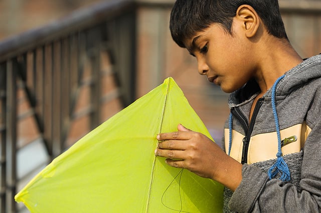 শাঁখারি বাজার এলাকায় ঘুড়িতে সুতা বাঁধতে ব্যস্ত এই শিশু।