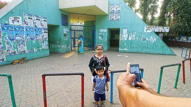আধুনিকায়নের কাজ চলছে, তাই শিশুপার্ক বন্ধ। কিন্তু তা জানেন না অনেকেই। তাঁদের মতো একজন গতকাল ঘুরতে এসে পার্কের ফটকের সামনে শিশুদের ছবি তুলছেন। আবদুস সালাম