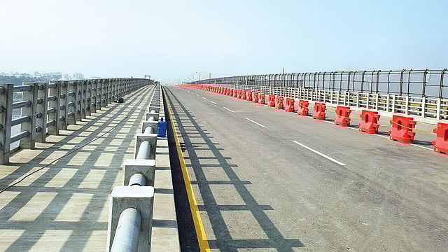 কাঁচপুর দ্বিতীয় সেতুর নির্মাণকাজ শেষ। এখন শুধু উদ্বোধনের অপেক্ষা। গতকাল সকালে তোলা ছবি। প্রথম আলো