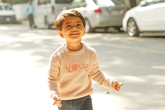 উলের সোয়েটারে রঙিন শিশু