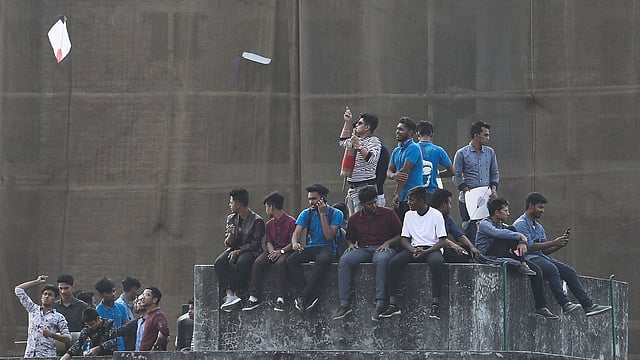 আবার অনেকেই ঝুঁকিপূর্ণভাবে ছাদের কিনারায় বসে উৎসব পালন করেছেন।