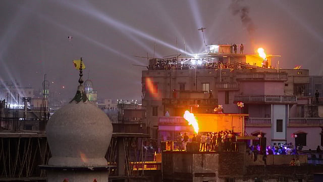 সন্ধ্যা নামার সঙ্গে সঙ্গেই আগুনের খেলা ছিল চোখে পড়ার মতো।