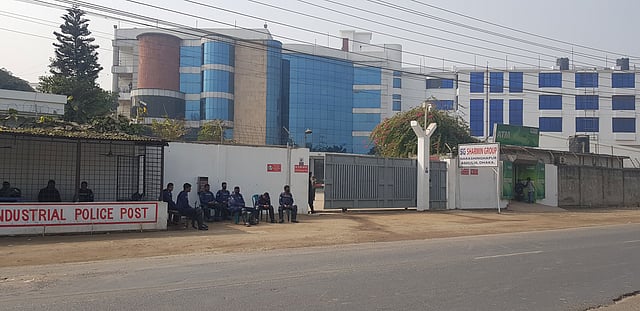 আশুলিয়ায় একটি পোশাক কারখানার সামনে পুলিশের অবস্থান। ছবি: অরূপ রায়