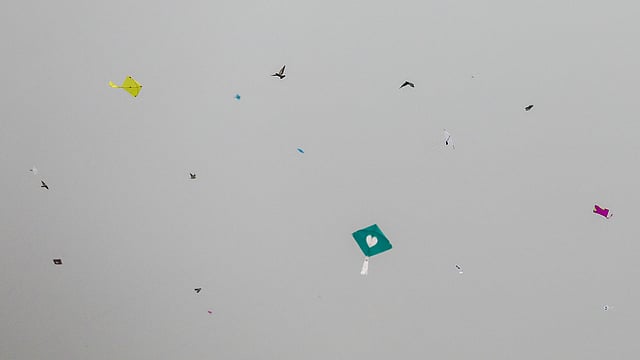 আকাশে বাহারি রঙের ঘুড়ির মেলা।