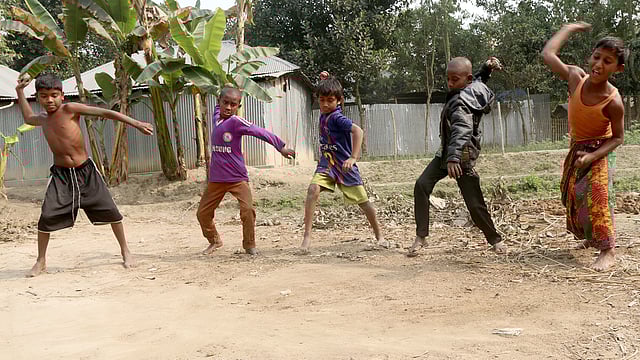 শৈশবের স্মৃতিবিজড়িত লাটিম খেলায় মেতে উঠেছে গ্রামের দামাল ছেলেরা। বাগবাড়ি, গাবতলী, বগুড়া, ১৬ জানুয়ারি। ছবি: সোয়েল রানা