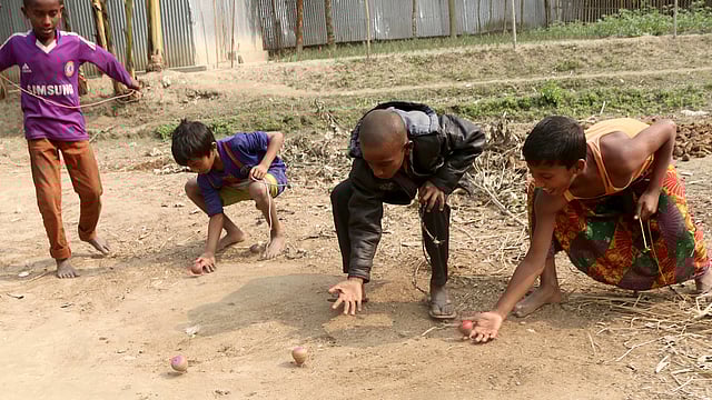 হাতের তালুতে লাটিম নেওয়ার চেষ্টা। বাগবাড়ি, গাবতলী, বগুড়া, ১৬ জানুয়ারি। ছবি: সোয়েল রানা