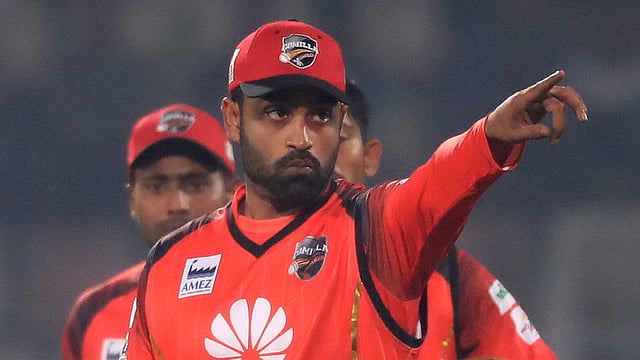 তামিম ইকবালও উইকেট নিয়ে খুব একটা সন্তুষ্ট নন। ছবি: প্রথম আলো