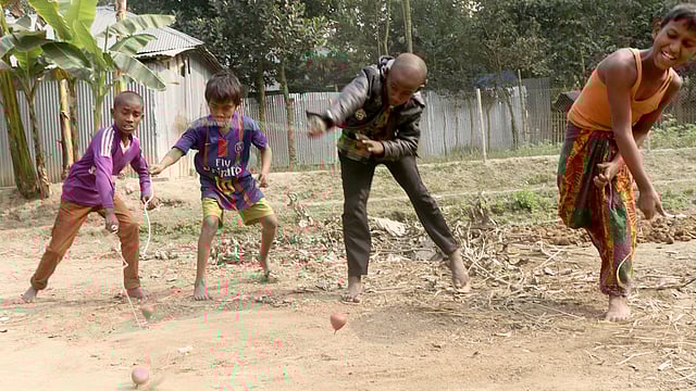 লাটিম ছুড়ে দেওয়া হচ্ছে। বাগবাড়ি, গাবতলী, বগুড়া, ১৬ জানুয়ারি। ছবি: সোয়েল রানা