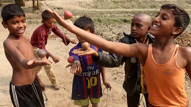কার হাতে কত বেশি সময় লাটিম ঘোরে—এরই প্রতিযোগিতা। বাগবাড়ি গ্রাম, গাবতলী, বগুড়া, ১৬ জানুয়ারি। ছবি: সোয়েল রানা