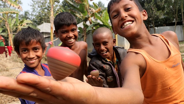 হাতে লাটিম ঘোরাচ্ছে ওরা। বাগবাড়ি, গাবতলী, বগুড়া, ১৬ জানুয়ারি। ছবি: সোয়েল রানা