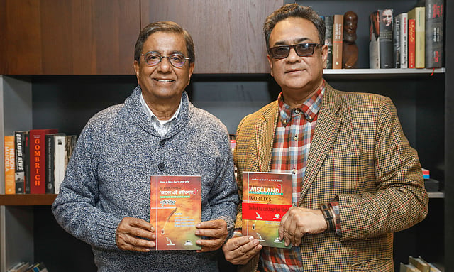 বইয়ের মোড়ক উন্মোচনে লেখকের সঙ্গে মতিউর রহমান