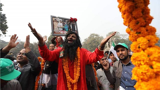 কর্মী-সমর্থকদের নাচ-গানে মুখর সোহরাওয়ার্দী উদ্যান। ছবি: দীপু মালাকার