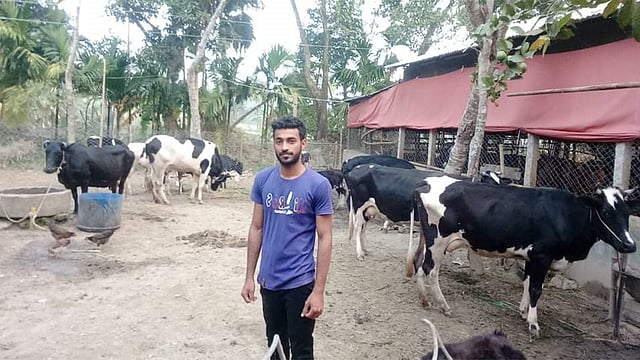 নিজের খামারে আমিন তালুকদার। ছবি: প্রথম আলো