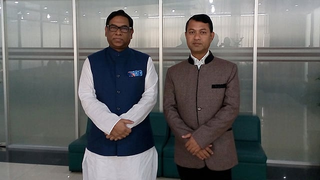 বিদ্যুৎ ভবনে প্রতিমন্ত্রী নসরুল হামিদ বিপুর সঙ্গে ‘আলোর ফেরিওয়ালা’ শেখ আবদুর রহমান (ডানে)। ঢাকা, ২০ জানুয়ারি। ছবি: সংগৃহীত