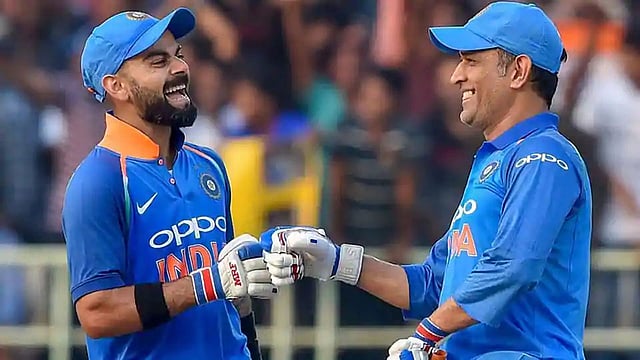 মাঠের বাইরেও ধোনি-কোহলির সম্পর্কটা এমন। ফাইল ছবি