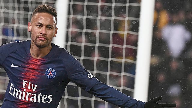 মাঠে দুর্দান্ত ফর্মে আছেন, তবু বিশ্বকাপের ব্যর্থতা আবার মনে করিয়ে দেওয়ায় বিরক্ত নেইমার। ছবি: এএফপি