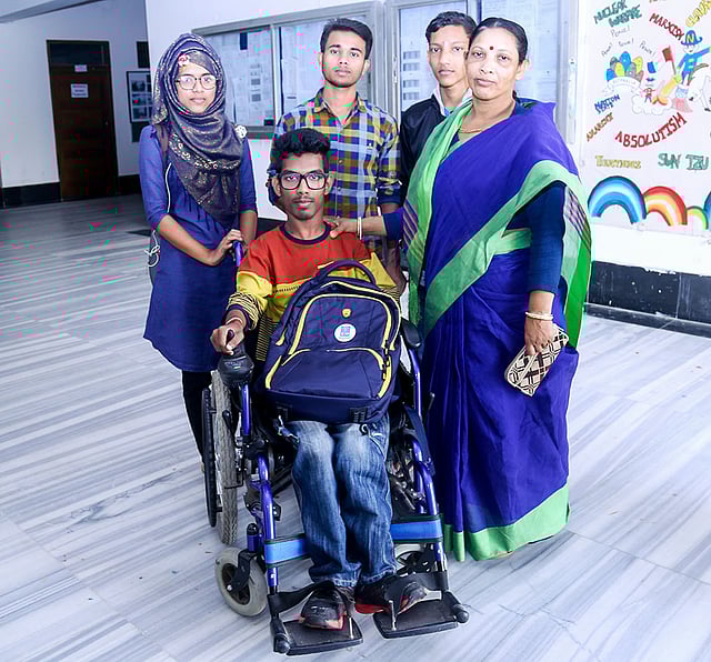 মা–ভাই ও বন্ধুদের সঙ্গে হৃদয় সরকার। আন্তর্জাতিক সম্পর্ক বিভাগের সামনে, ঢাকা বিশ্ববিদ্যালয়, ২২ জানুয়ারি। ছবি: সাবরিনা ইয়াসমীন